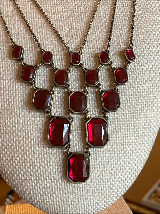 Jewelry - VINTAGE AVON OF BELLEVILLE NECKLACE